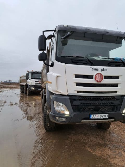 Sklápač Tatra na rozmočenom stavenisku