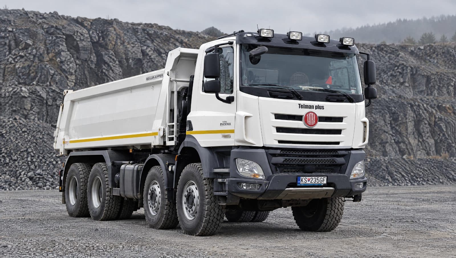 Sklápač Tatra Phoenix 8×6 s nákladom